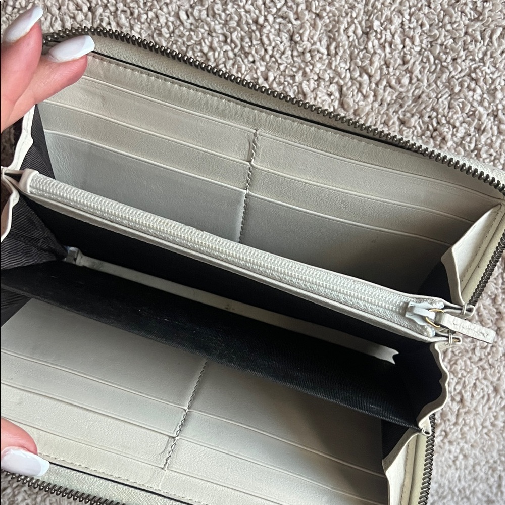 Gucci Ivory Quilted Wallet with Gold Logo - Picture 3 of 5